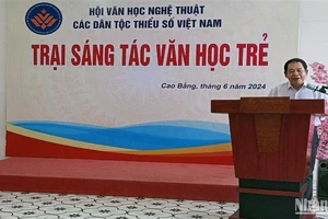 Lãnh đạo Hội Văn học nghệ thuật các dân tộc thiểu số Việt Nam phát biểu khai mạc Trại sáng tác.