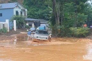 Chiếc ô-tô cố "bò" qua vị trí tắc đường, bị mắc kẹt trong đống bùn đất.