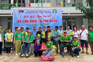 Cộng đồng tình nguyện Việt Nam, Câu lạc bộ Điểm tựa cuộc sống người khuyết tật thành phố Cao Bằng tặng quà người dân xã Bảo Toàn, huyện Bảo Lạc.