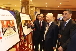 Tổng Bí thư Nguyễn Phú Trọng và các đại biểu tham quan trưng bày ảnh về ngoại giao Việt Nam tại Hội nghị Ngoại giao lần thứ 32. Ảnh: TTXVN