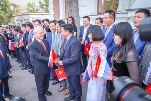 Cộng đồng người Việt tại Nga đón Tổng Bí thư Nguyễn Phú Trọng. Nguồn: Facebook của Phó Chủ tịch Hội người Việt Nam tại Nga