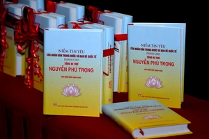 Cuốn sách "Niềm tin yêu của nhân dân trong nước và bạn bè quốc tế dành cho Tổng Bí thư Nguyễn Phú Trọng" (xuất bản năm 2021). Ảnh: Đăng Khoa
