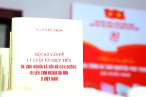 Cuốn sách “Một số vấn đề lý luận và thực tiễn về chủ nghĩa xã hội và con đường đi lên chủ nghĩa xã hội ở Việt Nam” của Tổng Bí thư Nguyễn Phú Trọng. Ảnh: VOV