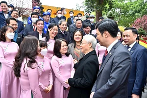 Tổng Bí thư Nguyễn Phú Trọng nói chuyện thân mật với cán bộ, nhân viên Trung tâm Bảo tồn di sản Thăng Long - Hà Nội, ngày 4/2/2022. Ảnh: Đăng Khoa