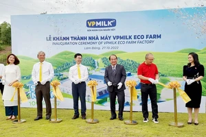 Các đại biểu thực hiện nghi thức cắt băng khánh thành nhà máy VPmilk Eco Farm.