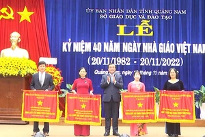 Bí thư Tỉnh ủy Phan Việt Cường trao Cờ thi đua của Chính phủ tặng 4 tập thể. 