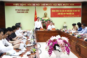 Bộ trưởng Giáo dục và Đào tạo Nguyễn Kim Sơn cho biết sẽ xây dựng Đắk Lắk trở thành trung tâm giáo dục-đào tạo của vùng Tây Nguyên.