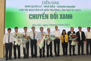 Lãnh đạo tỉnh Phú Yên và Bộ Tài nguyên và Môi trường tặng hoa cho Ban Chủ nhiệm Câu lạc bộ Báo chí phát triển xanh hướng đến Net Zero.