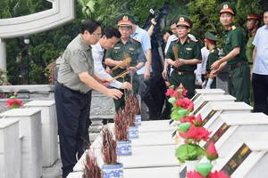 [Ảnh] Thủ tướng Phạm Minh Chính dâng hương tại Nghĩa trang Liệt sĩ quốc gia Vị Xuyên