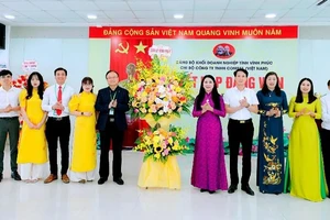 Bí thư Tỉnh ủy Hoàng Thị Thúy Lan chúc mừng Chi bộ Công ty TNHH Compal Việt Nam.