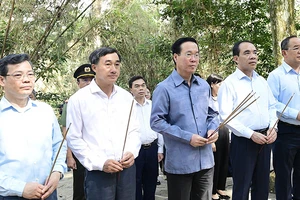 Chủ tịch nước Võ Văn Thưởng dâng hương tại Lán Nà Nưa. (Ảnh: Báo Tuyên Quang) 
