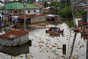 Ngập lụt ở ngoại ô Kinshasa, CHDC Congo ngày 10/1/2024. (Ảnh: REUTERS)