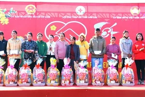 Hội Chữ thập đỏ tỉnh Đắk Lắk tặng quà Tết cho hộ nghèo ở huyện Cư Kuin. (Ảnh: MINH HUỆ)