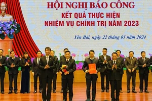 Lãnh đạo tỉnh Yên Bái trao thưởng cho huyện Văn Yên đã đạt thành tích xuất sắc năm 2023. (Ảnh: THANH SƠN)