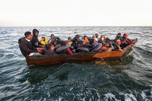 Người di cư chờ được giải cứu trên Địa Trung Hải, ngoài khơi bờ biển Sfax của Tunisia. (Ảnh: AFP/TTXVN)