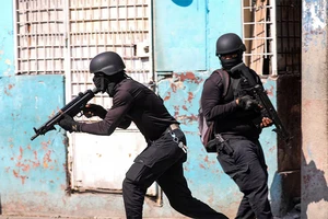 Cảnh sát tham gia một hoạt động gần Trại cải tạo quốc gia tại thủ đô Port-au-Prince, ngày 14/3/2024. (Ảnh: REUTERS)