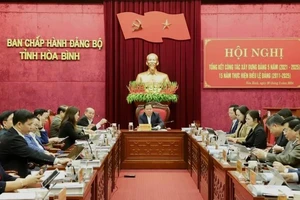 Đồng chí Nguyễn Phi Long, Bí thư Tỉnh ủy Hòa Bình (giữa) chủ trì Hội nghị.