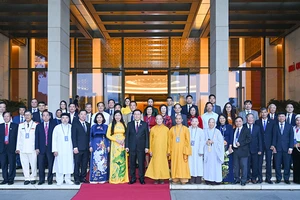 Chủ tịch Quốc hội Vương Đình Huệ và Đoàn đại biểu nhân sĩ, trí thức, chức sắc tôn giáo, dân tộc thiểu số tiêu biểu thành phố Hà Nội. (Ảnh: DUY LINH)