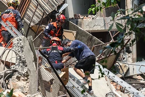 Lực lượng khẩn cấp giúp người dân thoát khỏi đống đổ nát. (Ảnh: Getty Images)