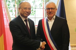 Chào đón Đại sứ Đinh Toàn Thắng tới thăm và làm việc tại Nevers, Thị trưởng Denis Thuriot đánh giá cao mối quan hệ hợp tác và hữu nghị truyền thống Việt Nam-Pháp. (Ảnh: Khải Hoàn)
