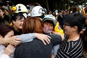 Niềm hạnh phúc vỡ òa khi được gặp lại người thân sau trận động đất ngày 3/4/2024, tại Đài Loan (Trung Quốc). (Ảnh: Reuters)