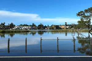 Khu vực Narrabeen ở phía bắc Sydney bị ngập sau trận mưa trong đêm 5/4/2024. (Ảnh: ABC News)