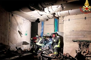 Lực lượng cứu nạn làm việc tại hiện trường vụ nổ nhà máy thủy điện ở Bargi, Italia, ngày 9/4/2024. (Ảnh: Reuters)