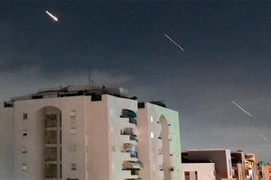 Hệ thống phòng không của Israel đánh chặn tên lửa được phóng từ Iran, ngày 14/4/2024. (Ảnh: Reuters)