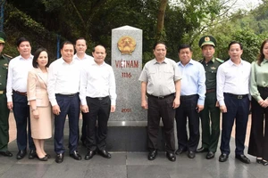 Thủ tướng Phạm Minh Chính thăm Cột mốc số 1116 tại khu vực Cửa khẩu quốc tế Hữu Nghị.(Ảnh: TRẦN HẢI)