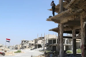 Một binh sĩ của Syria đứng trên tòa nhà bị hư hại ở Deraa al Balaad, Syria, ngày 9/9/2021. (Ảnh: Reuters)