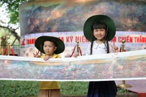 [Ảnh] Công chúng thích thú tương tác với tranh panorama “Chiến dịch Điện Biên Phủ” tại Hà Nội