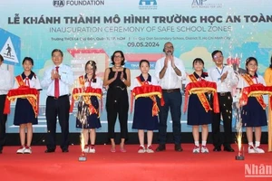 Các đại biểu cắt băng khánh thành Mô hình trường học an toàn tại Trường THCS Lê Quý Đôn (Thành phố Hồ Chí Minh).