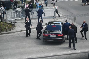 Các nhân viên an ninh đưa Thủ tướng Fico lên ô-tô sau vụ nổ súng tại Handlova, Slovakia, ngày 15/5/2024. (Ảnh: Reuters)