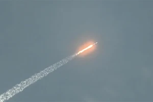 Tên lửa Falcon 9 mang theo các vệ tinh Starlink được phóng lên vũ trụ. (Ảnh: AFP/TTXVN)