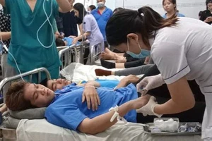 Các y, bác sĩ Trung tâm Y tế huyện Trảng Bom tập trung điều trị các công nhân nhập viện nghi bị ngộ độc sau khi ăn bánh đa cua.