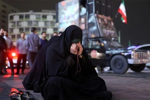 Người dân tại thủ đô Tehran cầu nguyện cho Tổng thống Iran Ebrahim Raisi sau khi biết tin trực thăng chở ông gặp nạn, ngày 19/5/2024. (Ảnh: Reuters)