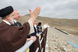 Tổng thống Iran Ebrahim Raisi và người đồng cấp Azerbaijan Ilham Aliyev tới dự lễ khánh thành đập Qiz-Qalasi tại biên giới Iran-Azerbaijan, ngày 19/5/2024. (Ảnh: WANA/REUTERS) 