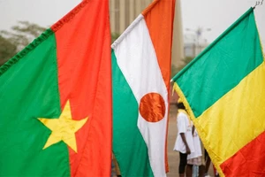 Cờ của Burkina Faso, Niger và Mali. (Ảnh: Reuters)