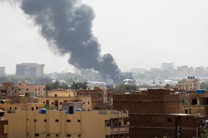 Khói bốc lên từ chiếc máy bay bốc cháy trong sân bay Khartoum trong lúc xảy ra xung đột giữa RSF và quân đội tại Khartoum, Sudan, ngày 17/4/2023. (Ảnh: Reuters)
