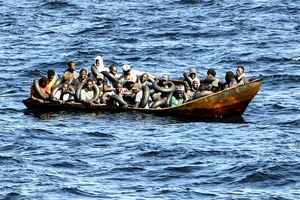 Ảnh minh họa: Người di cư trên thuyền nhỏ. (Ảnh: AFP/TTXVN) 