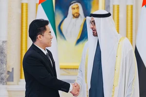 Tổng thống UAE Mohammed bin Zayed Al Nahyan và Đại sứ Đặc mệnh toàn quyền nước Cộng hòa xã hội chủ nghĩa Việt Nam Nguyễn Thanh Diệp. (Ảnh: WAM)