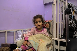 Trẻ em suy dinh dưỡng được điều trị tại bệnh viện ở thành phố Deir al-Balah, Dải Gaza, ngày 2/6/2024. (Ảnh: Tân Hoa Xã/TTXVN)