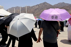 Người hành hương dùng ô để di chuyển trong thời tiết nắng gắt tại Saudi Arabia, ngày 18/6/2024. (Ảnh: Reuters)