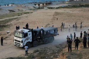 Xe tải chở hàng viện trợ qua bến tàu nổi do Mỹ thiết lập vào miền trung Dải Gaza, ngày 17/5/2024. (Ảnh: THX/TTXVN)