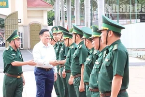 Đồng chí Nguyễn Trọng Nghĩa, Ủy viên Bộ Chính trị, Bí thư Trung ương Đảng, Trưởng Ban Tuyên giáo Trung ương thăm hỏi cán bộ lãnh đạo Bộ Chỉ huy Bộ đội Biên phòng tỉnh Đắk Lắk.