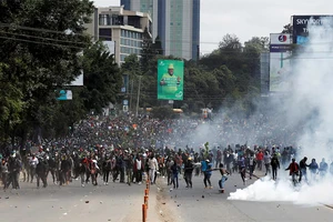 Người dân xuống đường tại thủ đô Nairobi, Kenya, ngày 25/6/2024, để phản đối tăng thuế. (Ảnh: Reuters)