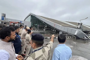 Một phần mái che tại sân bay chính của thủ đô New Delhi, Ấn Độ, bị sập, ngày 28/6/2024. (Ảnh: Tài khoản trên mạng xã hội X của Bộ trưởng Hàng không Ấn Độ Ram Mohan Naidu Kinjarapu)