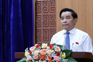 Ông Lê Văn Dũng phát biểu nhận chức Chủ tịch Ủy ban nhân dân tỉnh Quảng Nam nhiệm kỳ 2021-2026. (Ảnh: TTXVN)