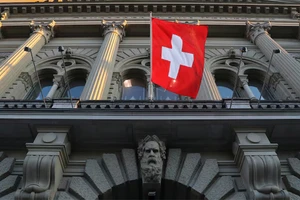 Quốc kỳ Thụy Sĩ tại Cung điện Liên bang Thụy Sĩ (Bundeshaus), trụ sở của Quốc hội và Chính phủ, ở Bern, Thụy Sĩ, ngày 18/3/2021. (Ảnh: REUTERS)