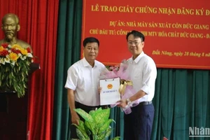 Trưởng Ban Quản lý các khu công nghiệp Đắk Nông Phạm Đình Tuấn trao giấy chứng nhận đăng ký đầu tư cho Công ty TNHH MTC Hóa chất Đức Giang - Đắk Nông.